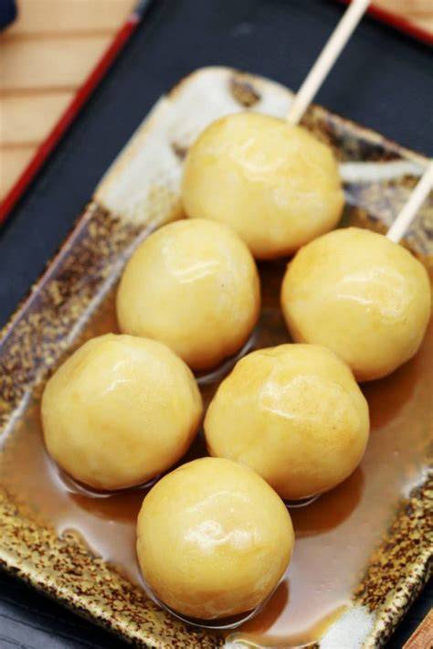 Tofu Dango auf Holzspießen mit Karamellsauce