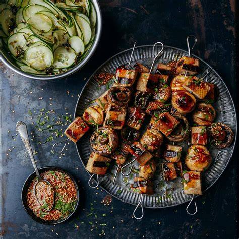 Tofu-Spieße mit Champignons und Sesam