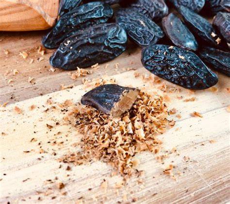 Tonkabohne: Bohnen, gerieben und im Kuchen