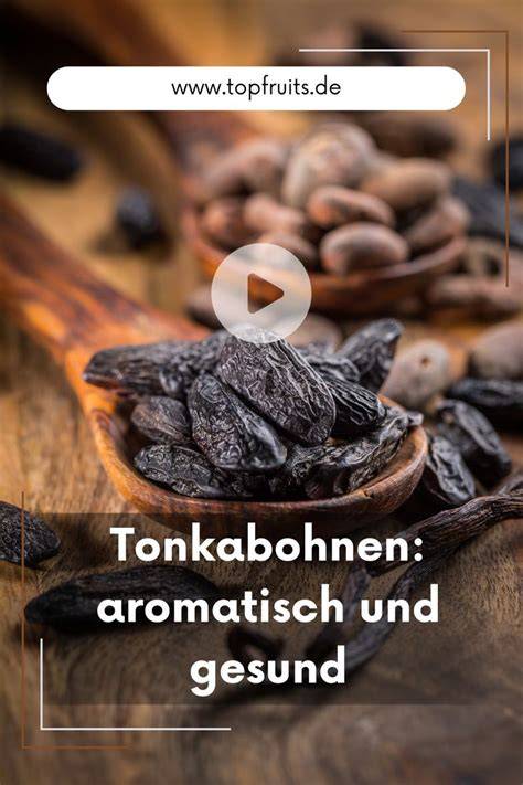 Tonkabohnen, ganze und geriebene auf Schneidebrett