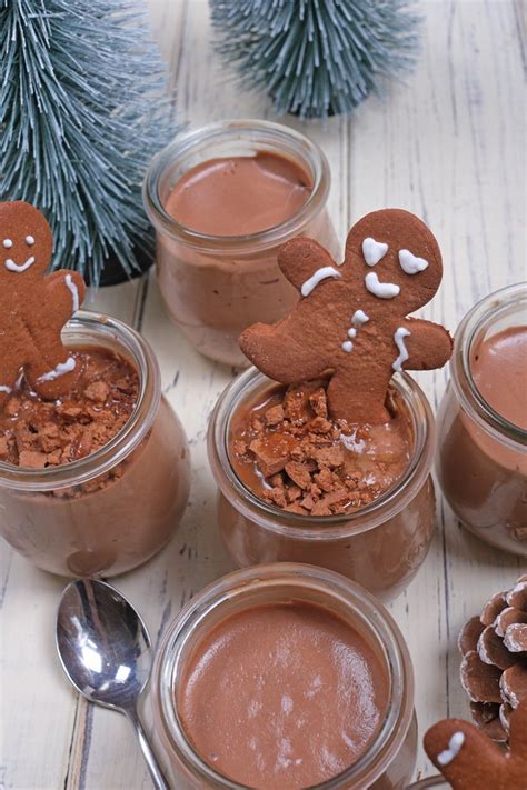 Tonkabohnen-Mousse im Glas mit zerbröseltem Gingerbread und Karamellsoße