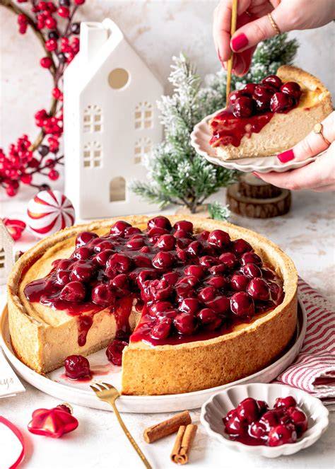 Top-Down-Aufnahme: Käsekuchen mit glänzendem Glühweinkirsch-Topping