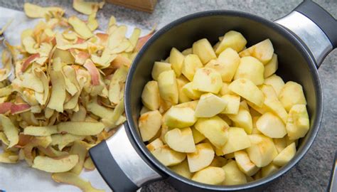 Topf mit Apfelstücken: Vorkochen und Aufschluss des Pektins