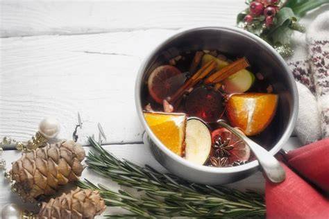 Topf mit Glühwein und Gewürzen