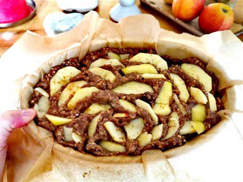 Topf mit Karamellmasse und gehackten Nüssen