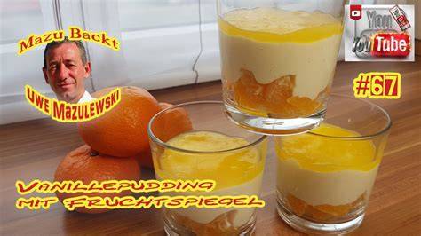 Topf mit Maracuja-Nektar und Gelatine erhitzt für Fruchtspiegel