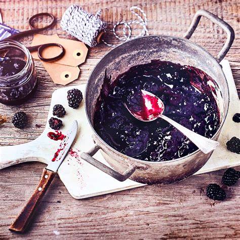 Topf mit Marmelade und Messlöffel für Pektin