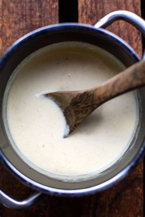 Topf mit Marzipan-Sahne-Mischung