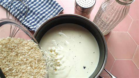 Topf mit Milchreis beim Köcheln