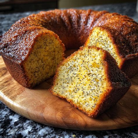 Topf mit Mohnfüllung, daneben Vanillezucker und Rumaroma
