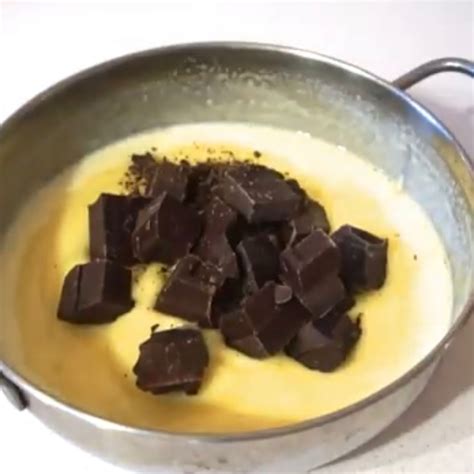 Topf mit Vanillepudding und Frischhaltefolie zum Abkühlen