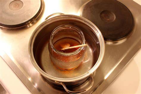 Topf mit Wasserbad und schmelzendem Wachs