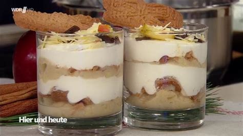 Topf mit angeschwitzten Apfelwürfeln und Rosinen, daneben Vanillepudding