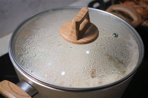 Topf mit aufsteigender Kaffeecreme beim Kochen