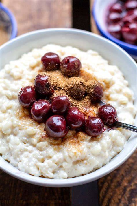 Topf mit cremigem Milchreis und Zimtstange