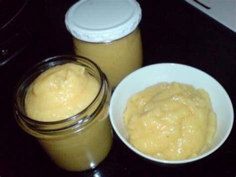 Topf mit eingekochtem Quittenmus, goldene Farbe