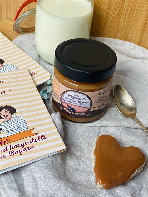Topf mit einkochender Milchkaramellcreme