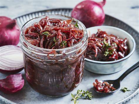 Topf mit köchelndem Zwiebel-Chutney