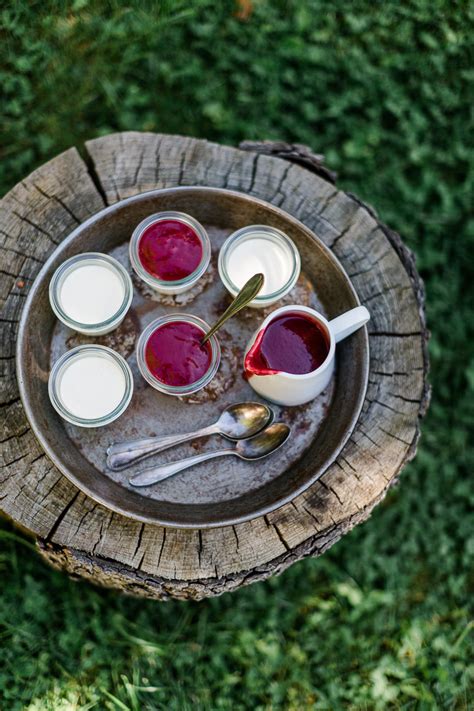 Topf mit lauwarmer Himbeersauce und Agar-Agar