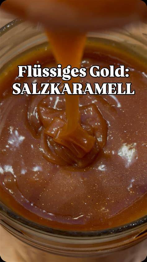 Topf mit schmelzendem Zucker und warmem Sahnezuguss (Karamellherstellung)