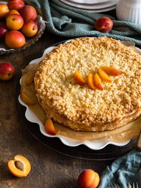 Topfen-Pfirsich-Torte mit Streusel auf einer Tortenplatte