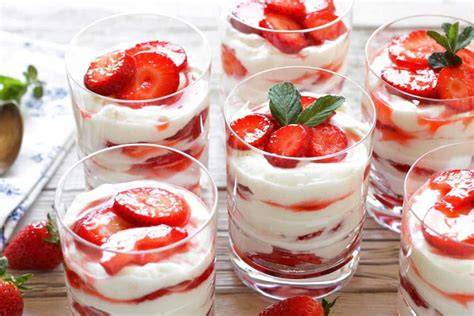 Topfencreme mit Erdbeeren