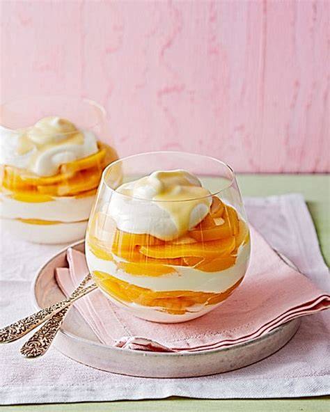 Topfencreme mit Zitronenschale und Gelatine, Küchenzubehör im Hintergrund