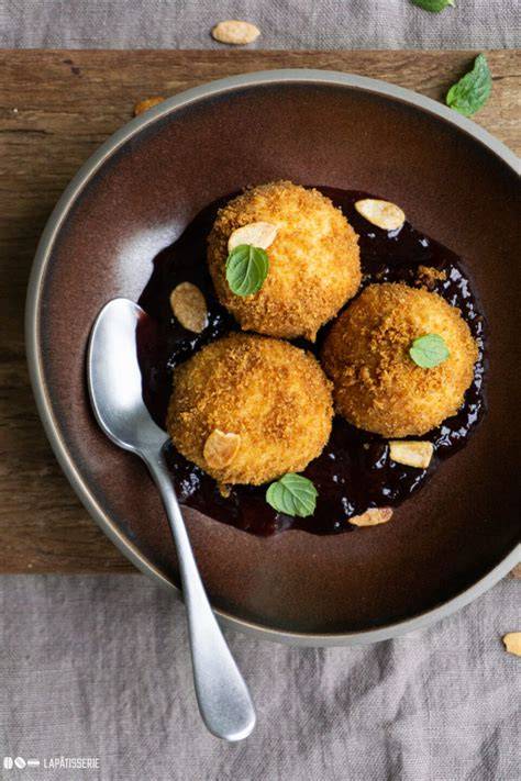 Topfenknödel auf Zwetschgenröster mit Minze serviert