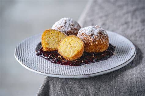 Topfenknödel mit Zwetschgenkompott - vielseitige österreichische Klassiker