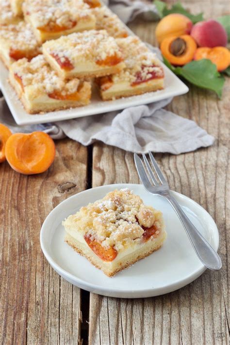 Topfenkuchen vom Blech serviert mit Obst