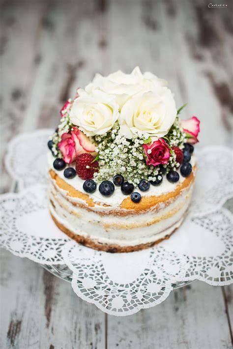 Topfentorte mit Fruchtschicht und Blüten als Dekoration