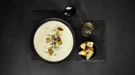 Topinambur-Suppe im Teller mit Trüffel und Croutons