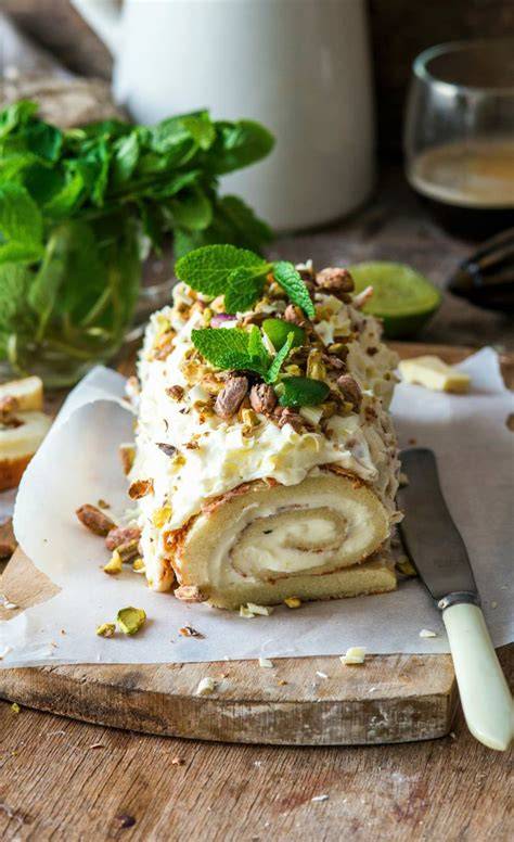 Topping aus Mango, Pistazien, Kokoschips und frischen Minzblättern auf Quinoa Pudding