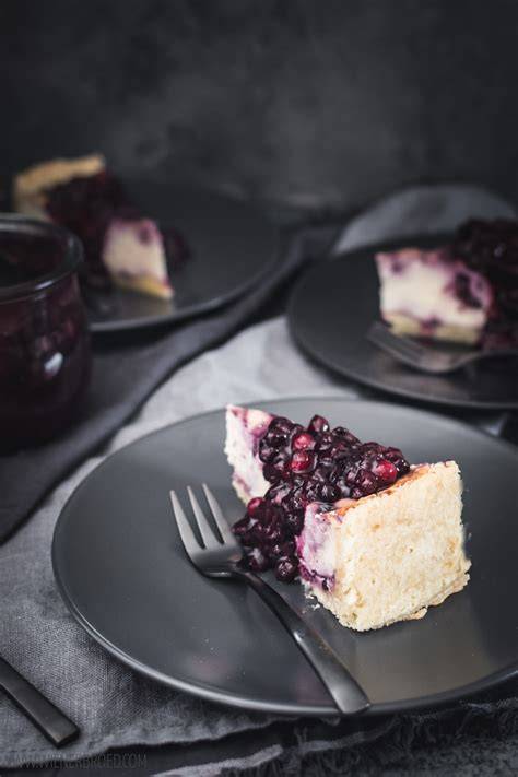 Topping-Ideen: Beeren, rote Grütze, Nussmus auf Käsekuchen