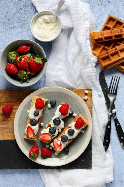 Topping-Ideen: Puderzucker, Beeren, Schokotropfen auf Buttermilchwaffeln