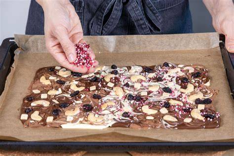 Toppings für Bruchschokolade: von Nüssen bis Zuckerstreuseln
