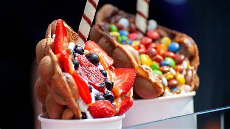 Toppings für Bubble Waffeln: Eis, Früchte, Sahne und Schokolade