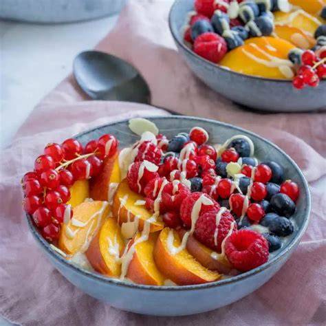 Toppings für Protein-Schokopudding, fruchtige und knusprige Garnituren