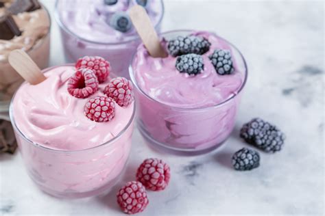 Toppings und Serviervorschläge für gesundes Eis