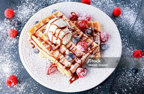 Toppings-Ideen: Beeren, Eis, Sahne, Schokoladensauce, Zimt