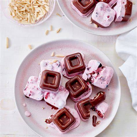 Toppings-Ideen: Beeren, Nüsse, Schokostücke auf Frozen Joghurt