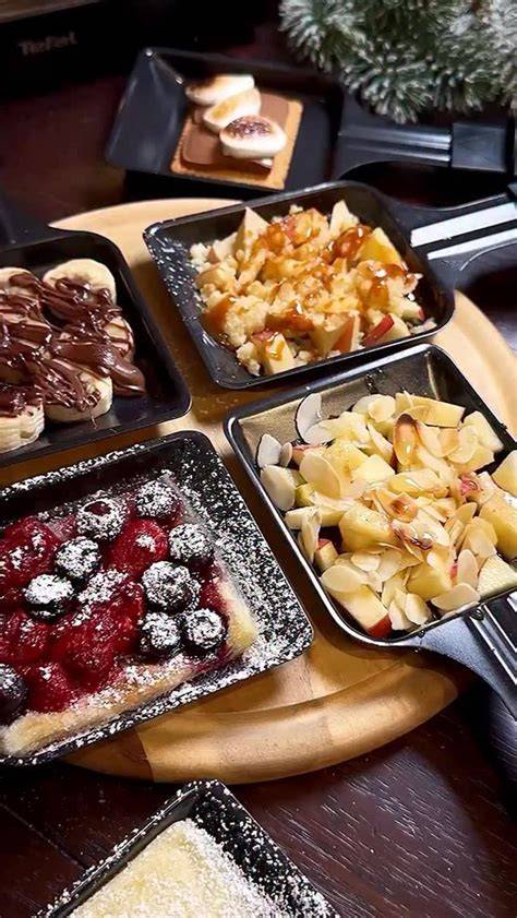 Toppings-Ideen: Mandarinen, Kirschen, Beeren, Puderzucker, Schokosoße