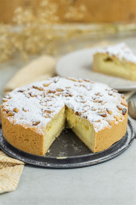 Torta della Nonna angeschnitten: Cremige Puddingfüllung und knuspriger Mürbeteig