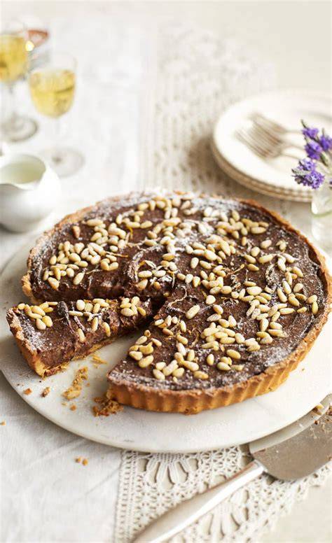 Torta della Nonna mit Puderzucker und Pinienkernen