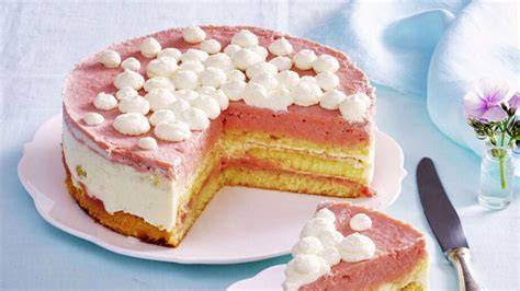 Torte angeschnitten, Messer mit warmem Wasser