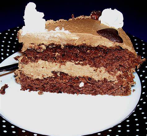 Torte angeschnitten mit Kaffeecreme und Mandeln