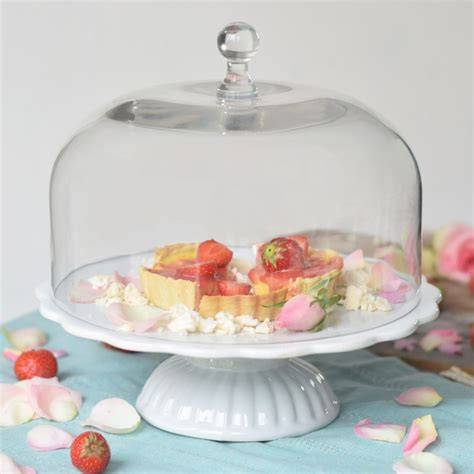 Torte auf Tortenplatte mit Haube im Kühlschrank