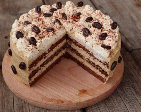 Torte aufgedeckt und serviert, mit Kaffee und Deko