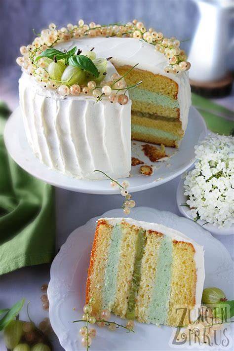 Torte dekoriert mit Basilikum, Beeren und Blüten