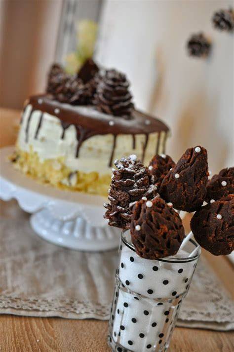 Torte dekoriert mit Cakepops in Form von Kaffeebohnen